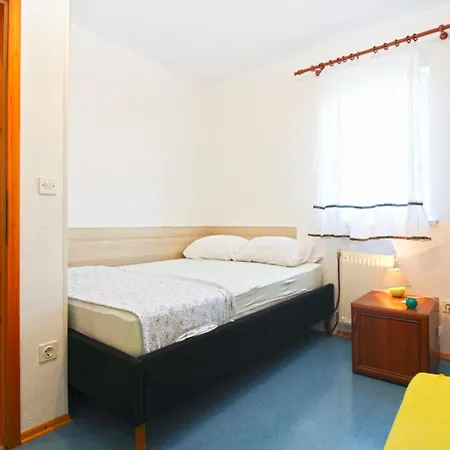 Karolina 517 Pula